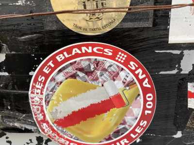 Arrivati di fronte alla vecchia sede della Banca Popolare di Bari troviamo una stampa bianca e rossa che sullo sfondo raffigura la tifoseria del Monaco, club dell�omonimo Principato, militante nella Ligue 1 francese. Questo simbolo � celebrativo: ricorda i cent�anni del team monegasco, compiuti nel 2024